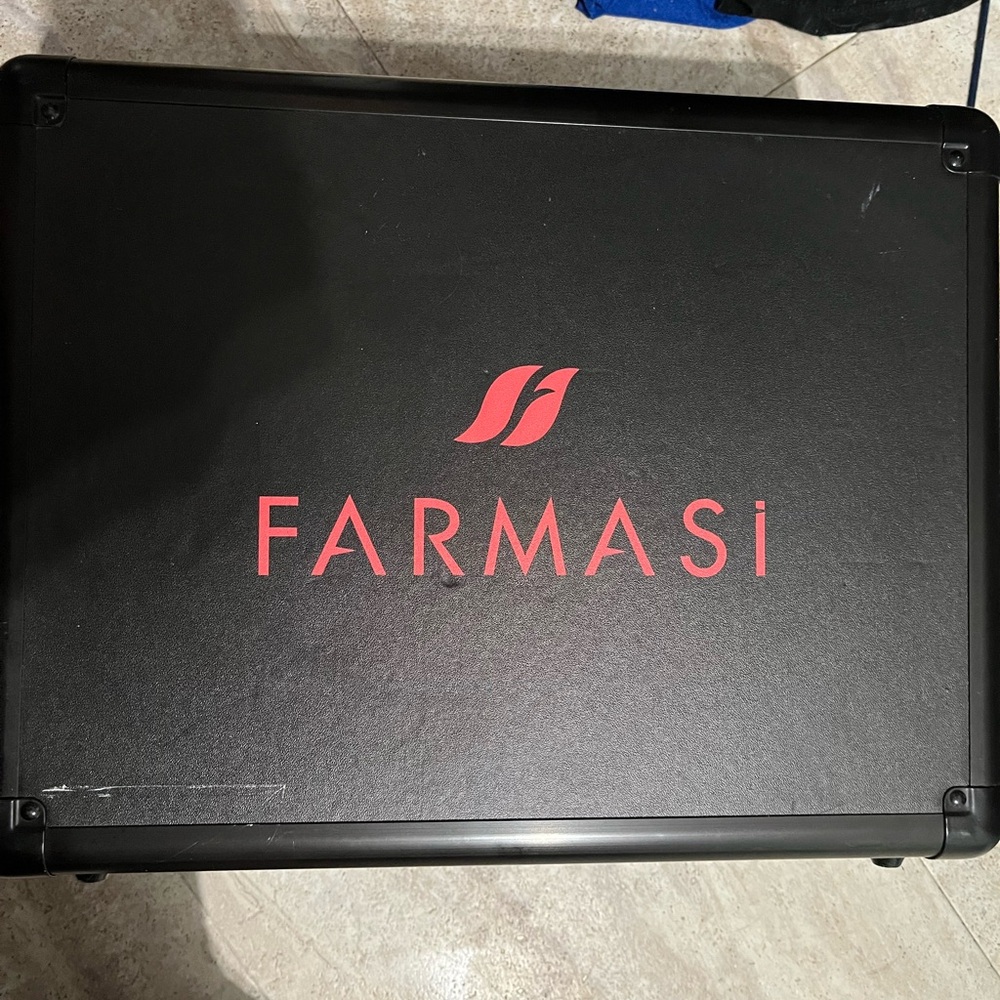 Farmasi professionalBlack Cosmetic Organizer/makeup case with mirror with lights